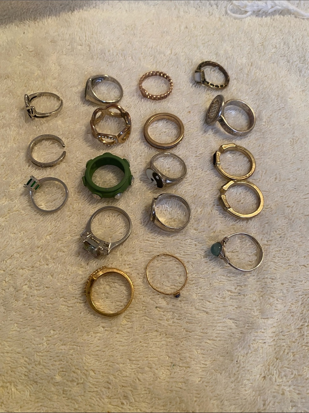 Lot of 18 various sized finger/toe rings